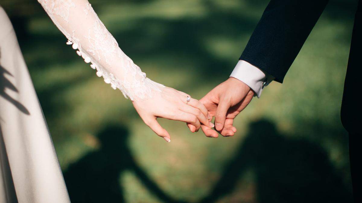 Хотів освідчитися на чужому весіллі: нареченого роздратувало прохання боса - Life