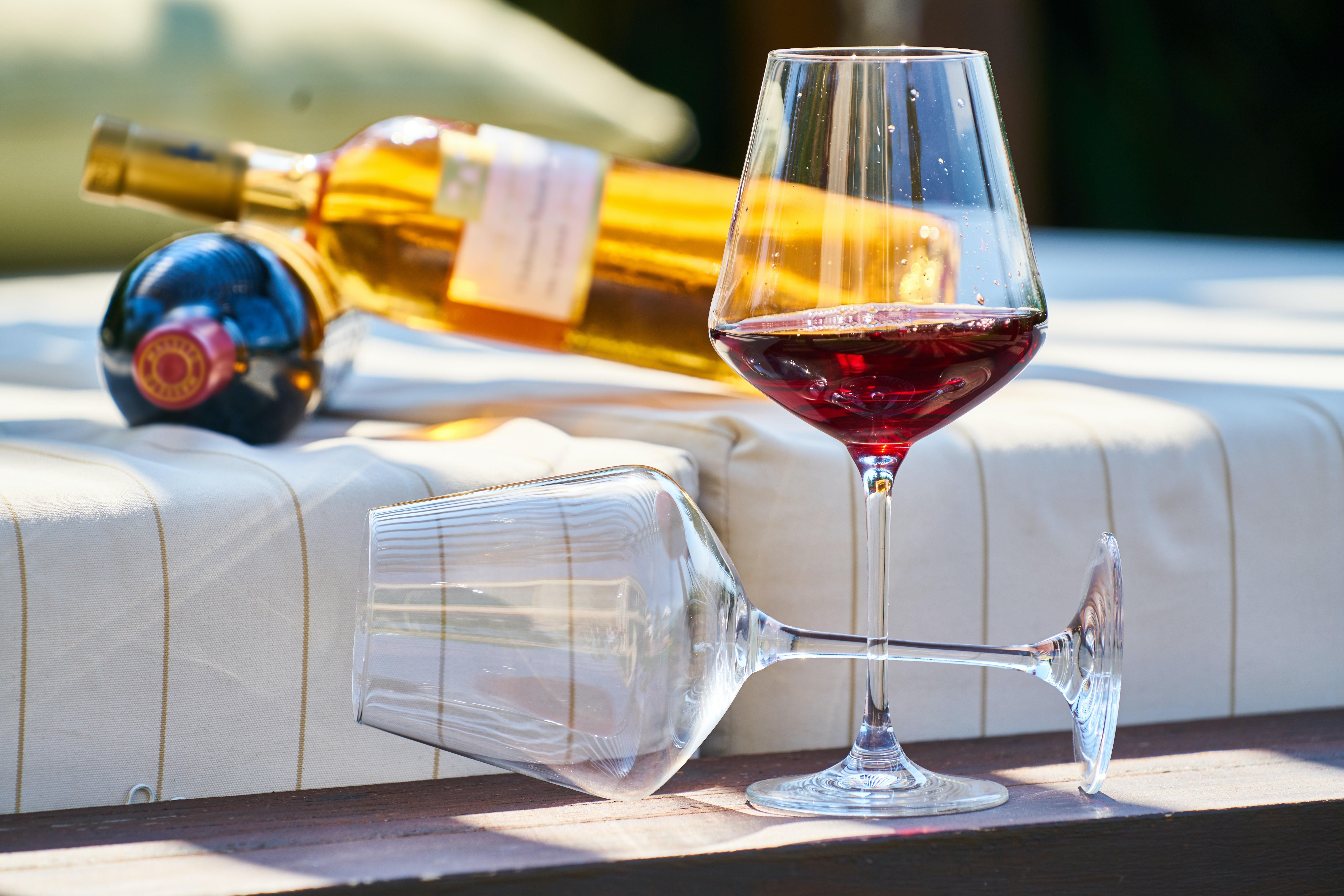 Келихи для червоного та білого вина мають відмінності