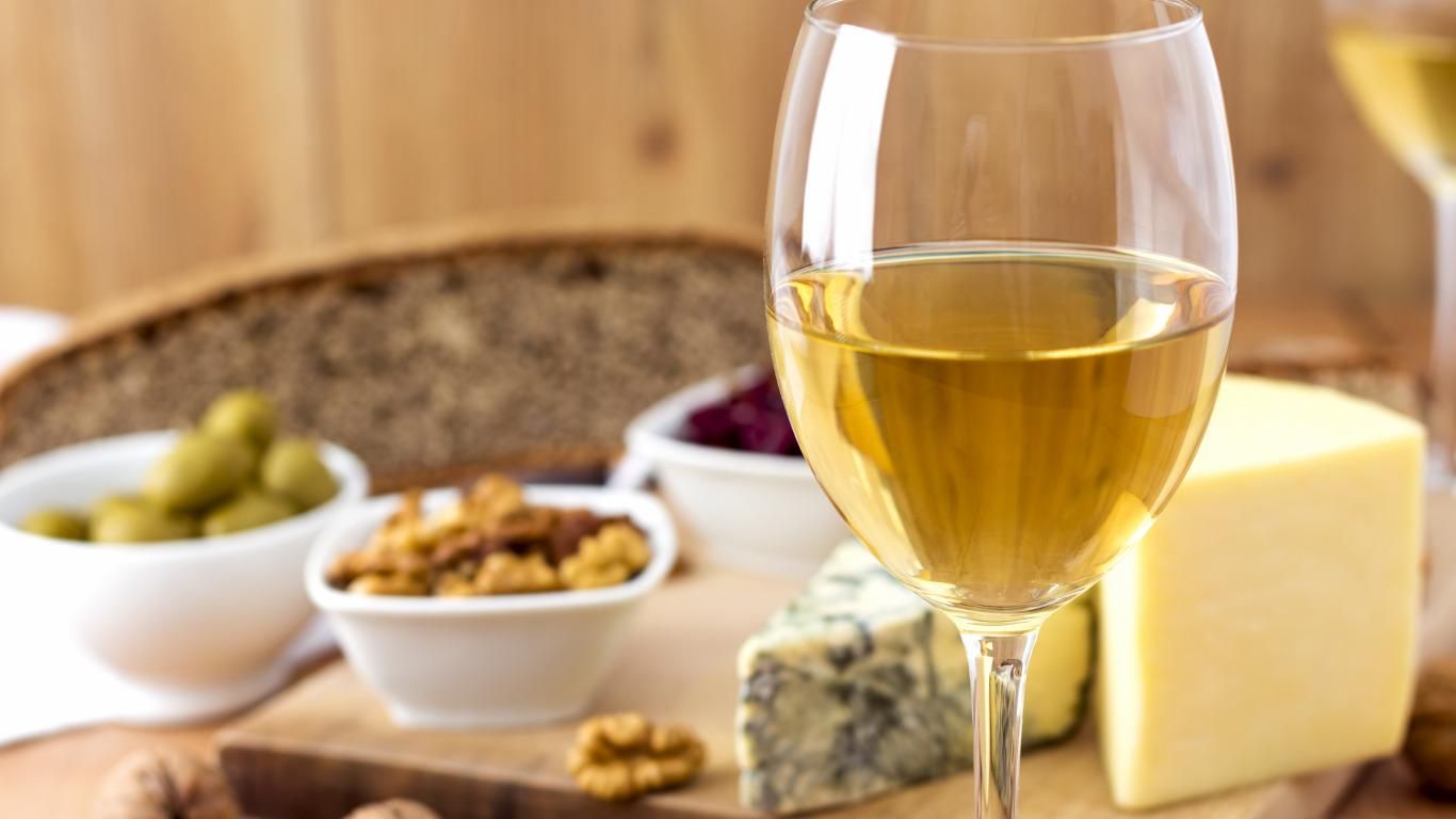 Что объединяет оливки и вино: интересное объяснение