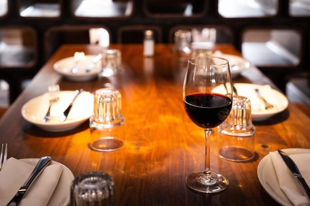 Пара заказала в ресторане вино за 18 долларов, а получила – самое дорогое: детали курьеза Пара заказала в ресторане вино за 18 долларов, а получила – самое дорогое: детали курьеза