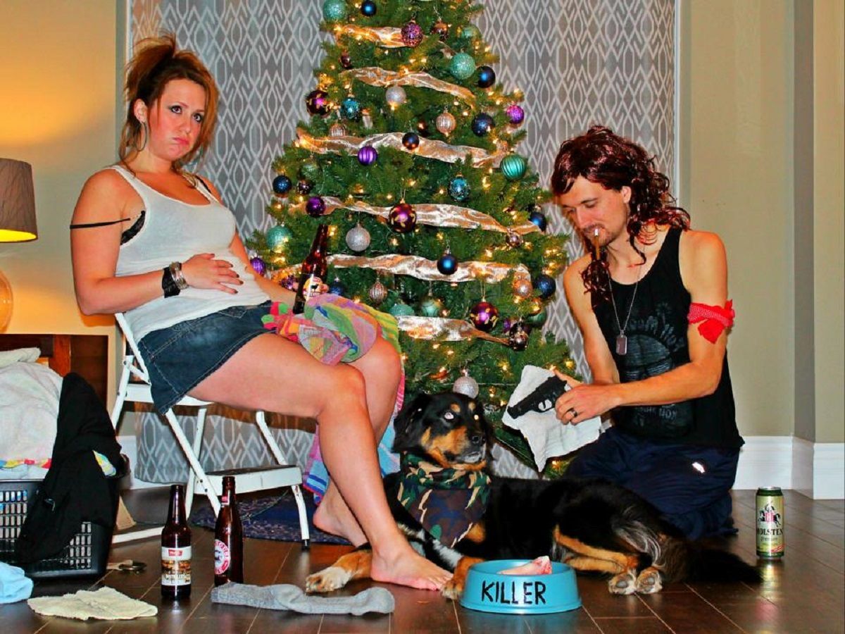 Пара робить кумедні  листівки за мотивами різдвяних пісень: фото 