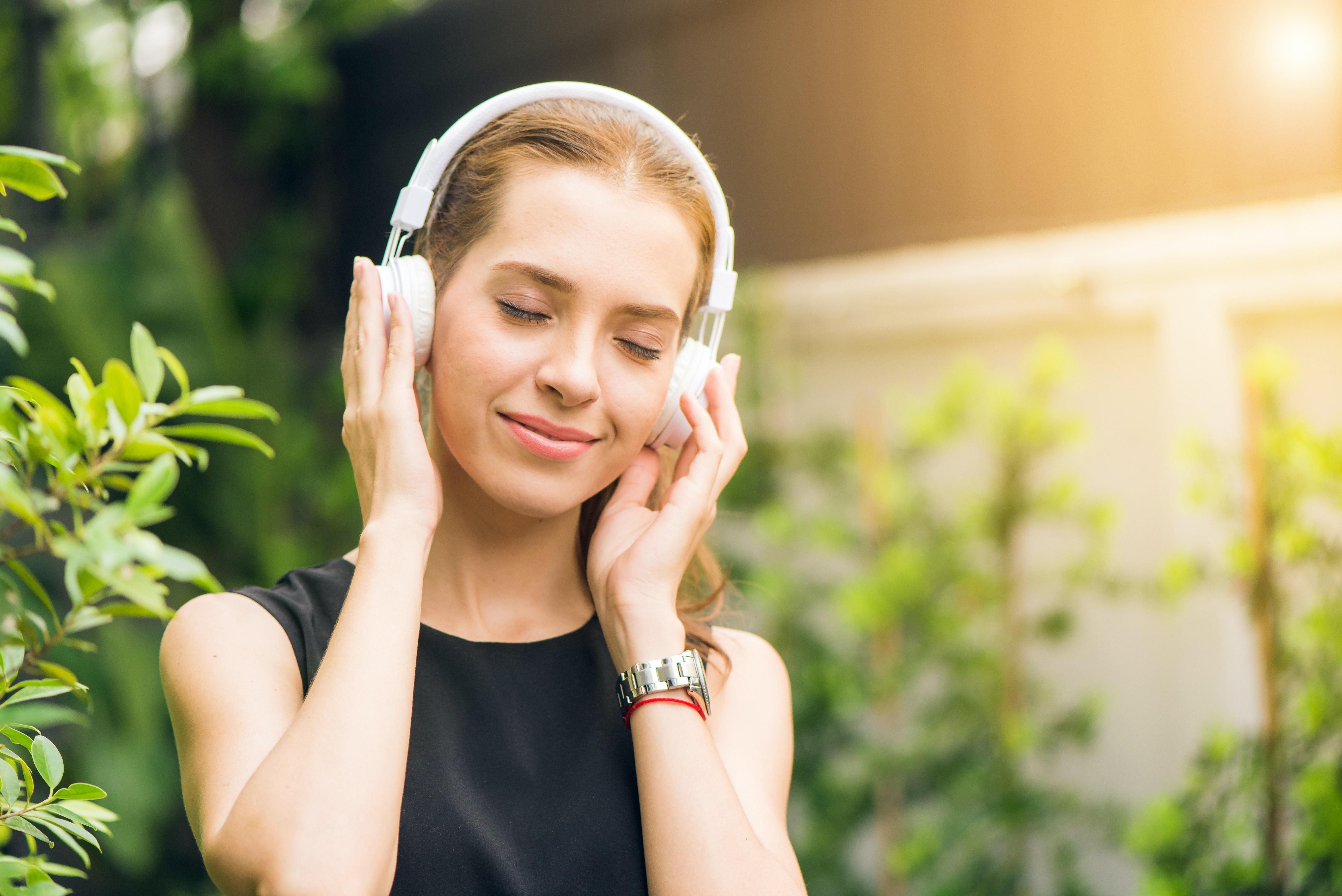 Чому слухати музику не лише приємно, а й корисно: які пісні знімають стрес