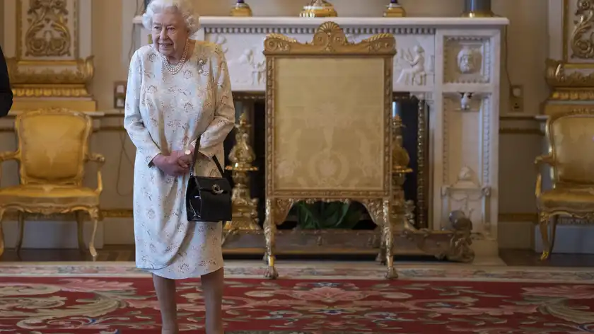 Таємниця королівської сумочки: навіщо королева Єлизавета II носить сумку вдома