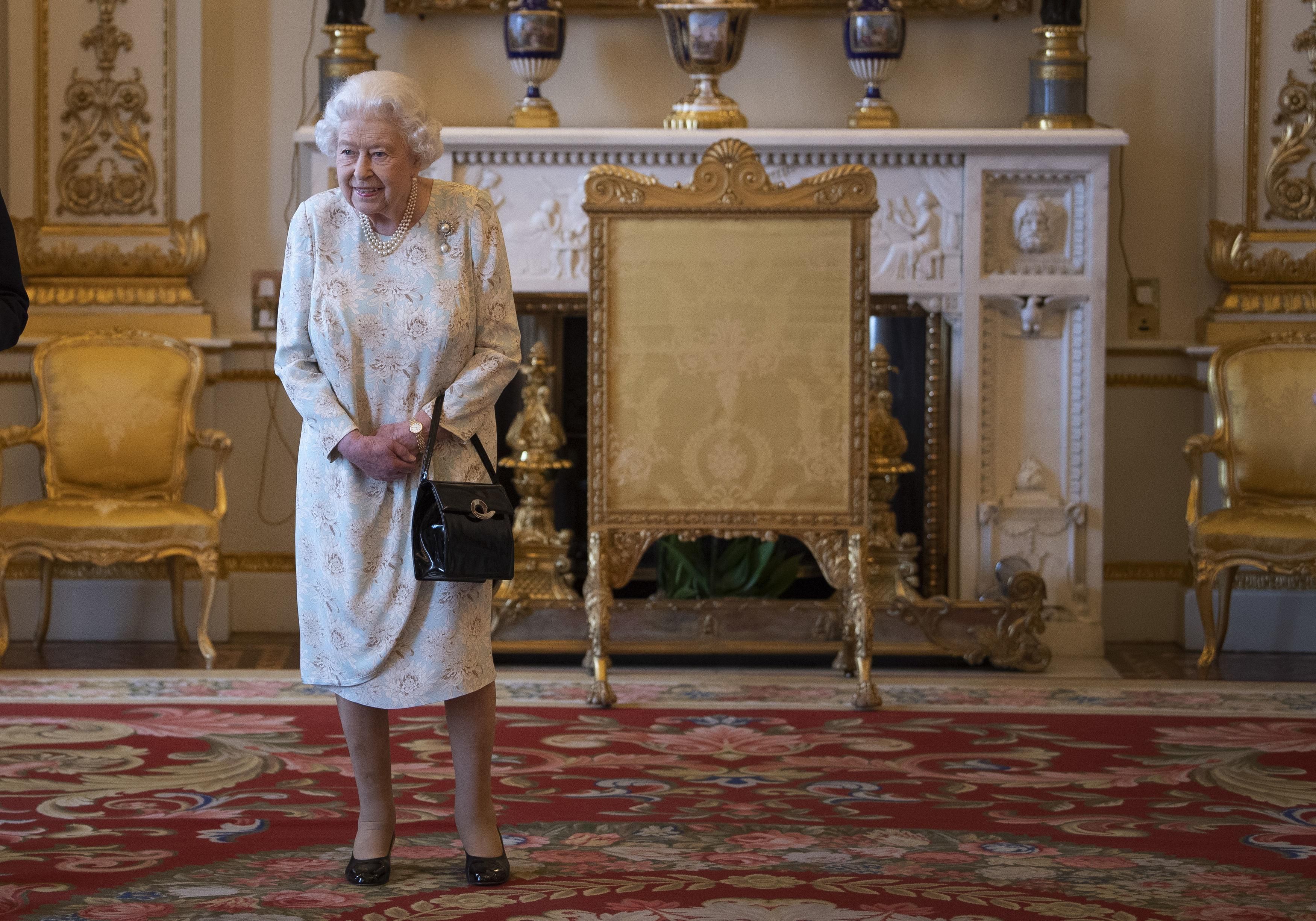 Тайна королевской сумочки: зачем королева Елизавета II носит сумку дома
