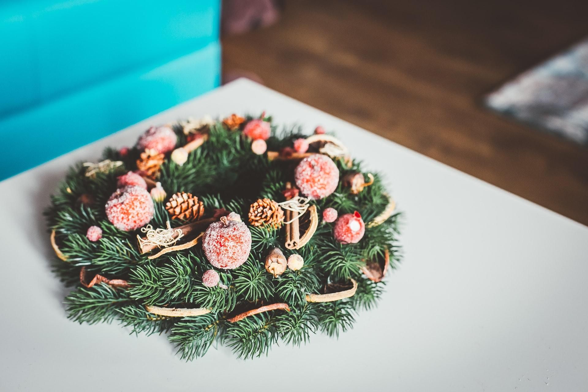 7 новорічних букетів та композицій, які прикрасять ваш святковий інтер'єр - фото