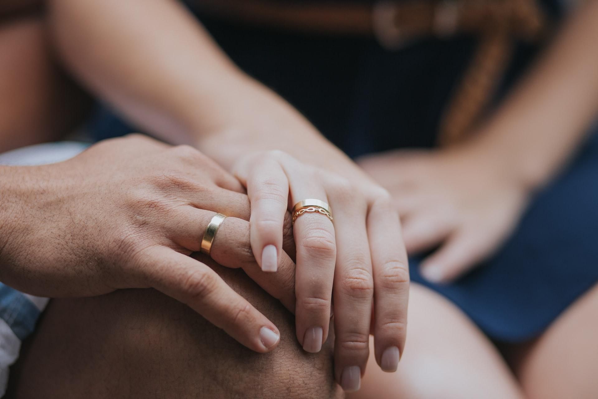 Почему обручальные кольца принято носить на безымянном пальце: интересные факты