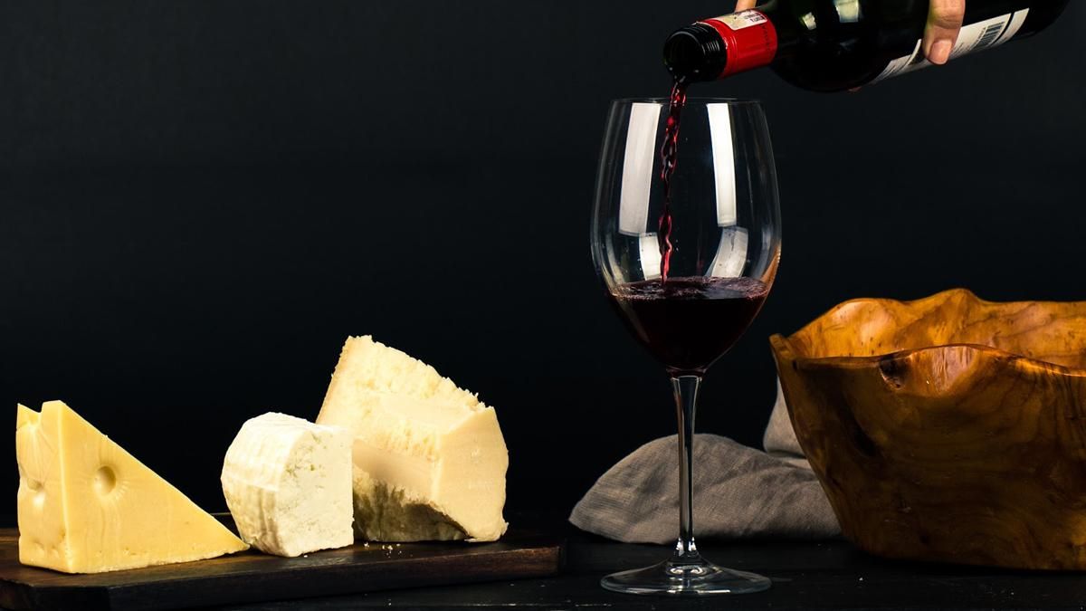 Вино и сыр могут защитить от болезни Альцгеймера: исследования ученых
