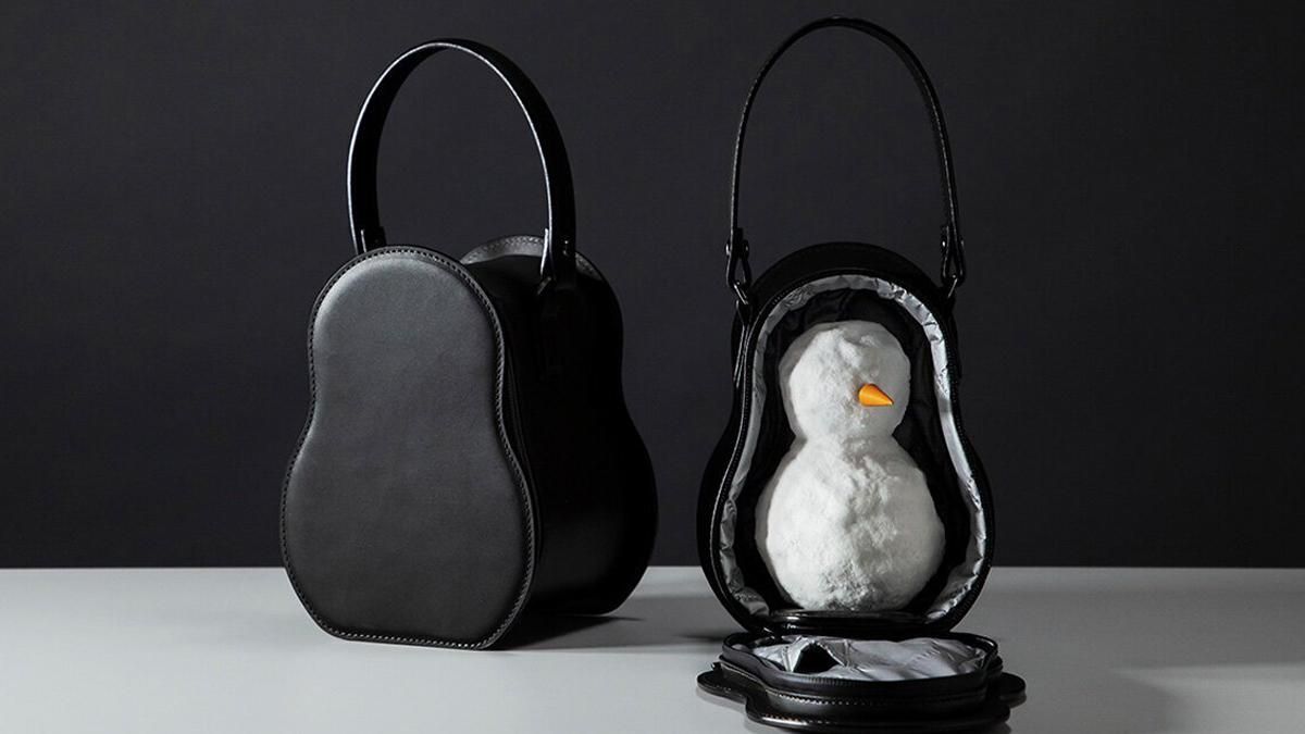 Дизайнеры придумали сумочку, в которой можно носить снеговика: забавные фото