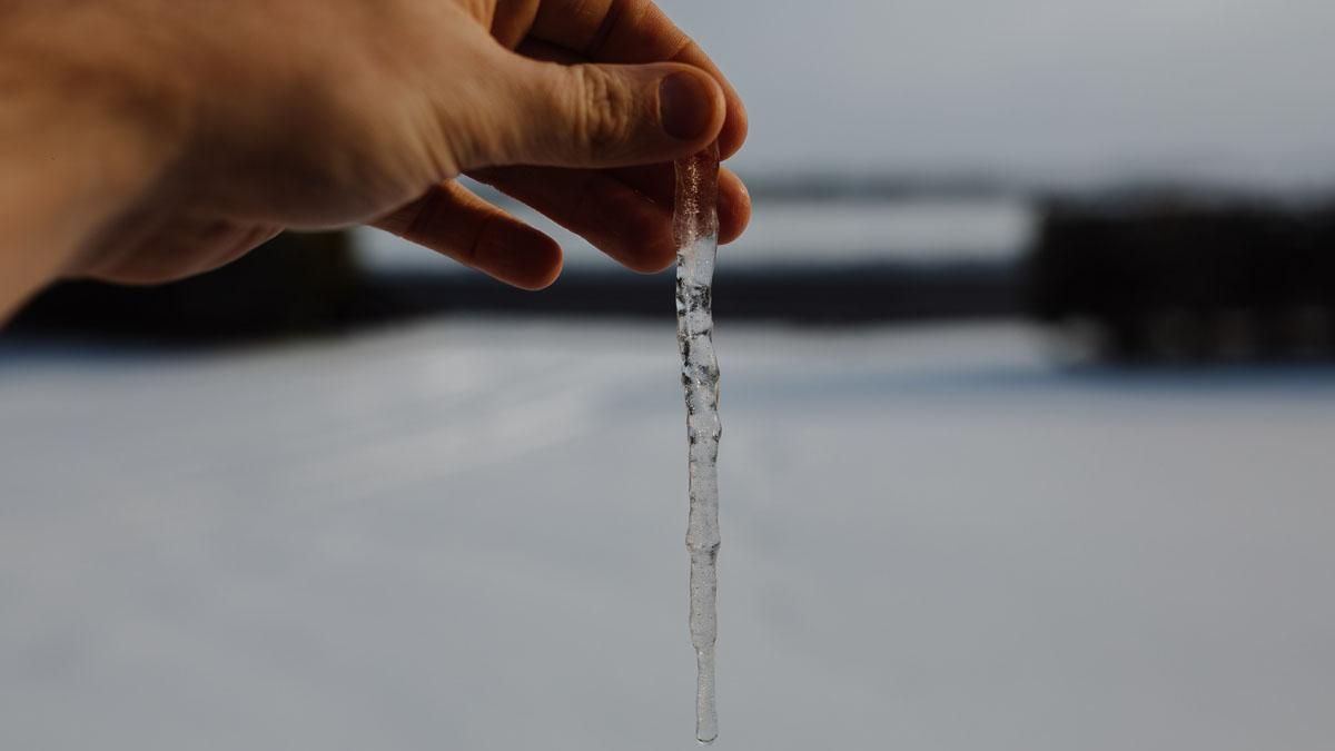 Чому не можна облизувати бурульки: несподіване пояснення від експерта Чому не можна облизувати бурульки: несподіване пояснення від експерта