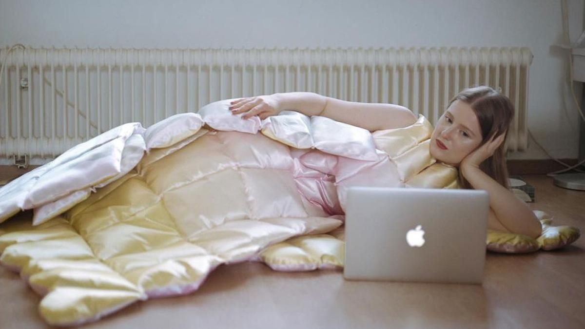 Дизайнерка створила ідеальний одяг для роботи під час локдауну – плаття-ковдру Дизайнерка створила ідеальний одяг для роботи під час локдауну – плаття-ковдру