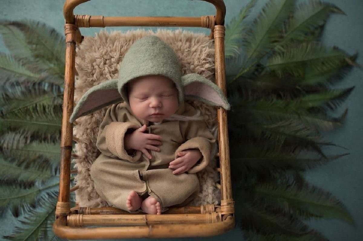 Новонароджені у костюмах Шерлока Голмса та Бель: фотографиня робить зворушливі світлини немовлят