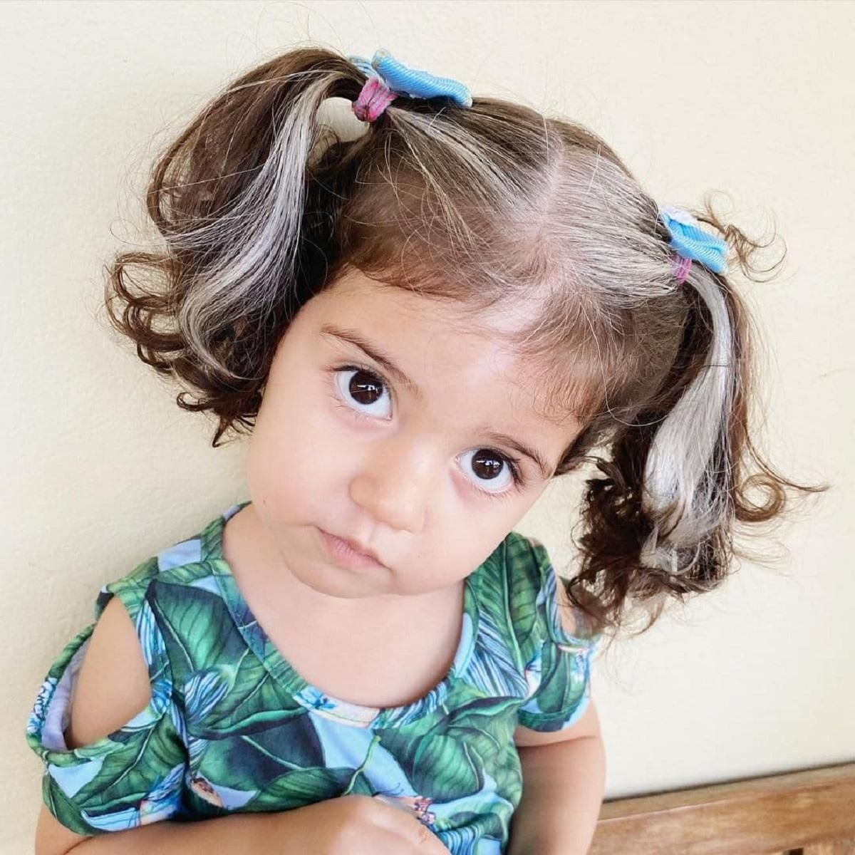 Дівчинка, що народилась із сивим волоссям, переодягається у діснеївських лиходіїв:  чарівні фото