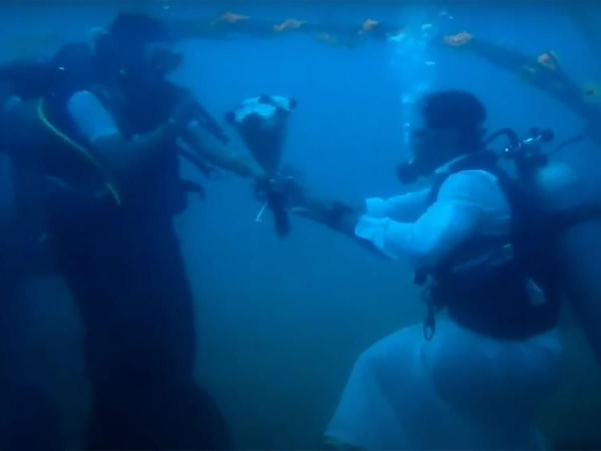 В Индии влюбленные поженились под водой: видео