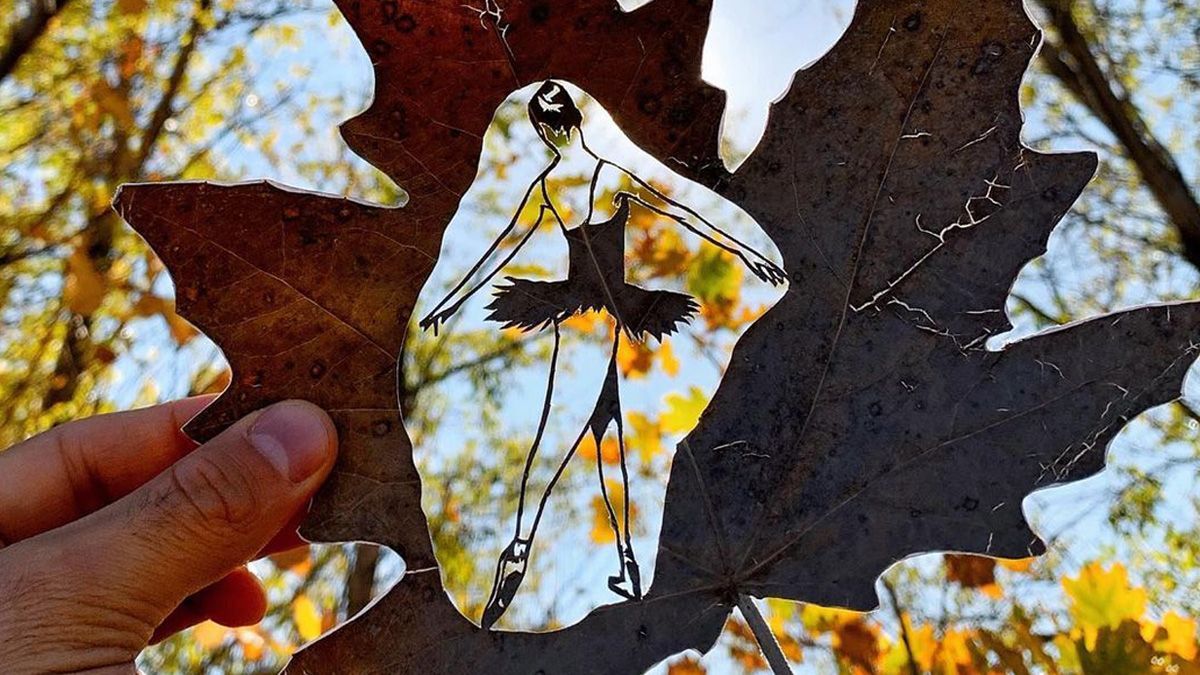 Парень создает невероятные композиции на обычном листе Парень создает невероятные композиции на обычном листе