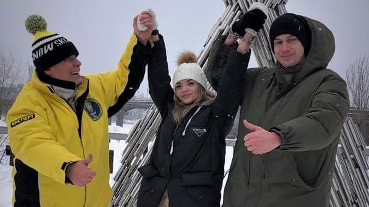 В Киеве влюбленные приковали себя цепью: они будут жить так 3 месяца В Киеве влюбленные приковали себя цепью: они будут жить так 3 месяца