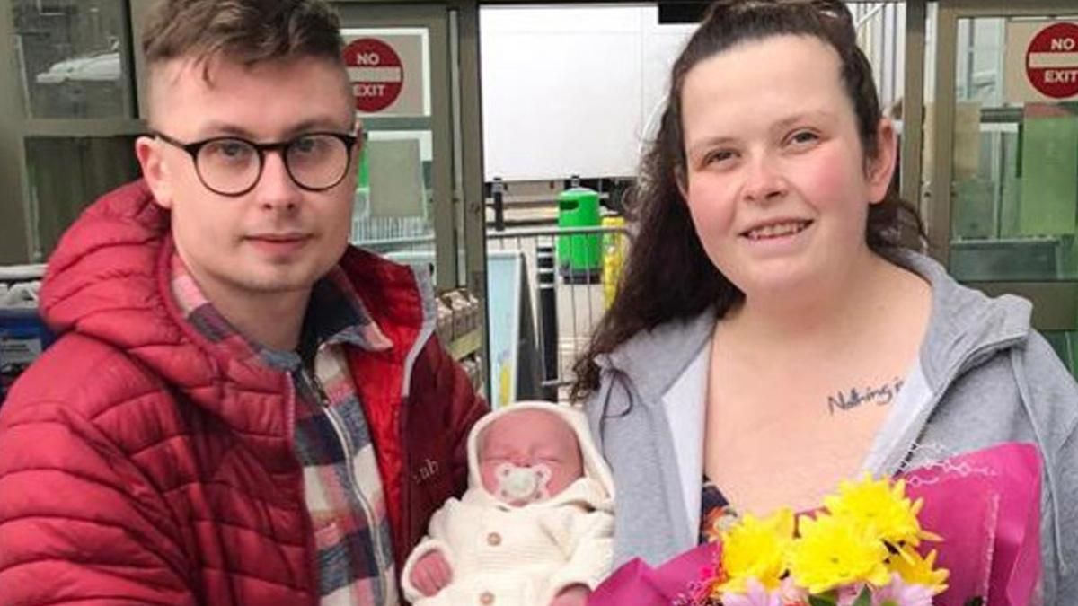 Женщина родила на стоянке супермаркета: она не знала, что беременна