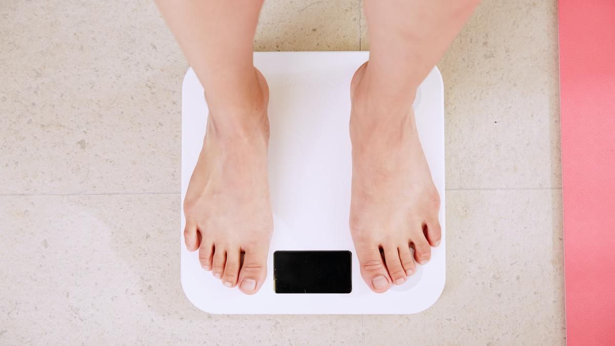 Почему нельзя вставать на весы вечером: объясняет врач