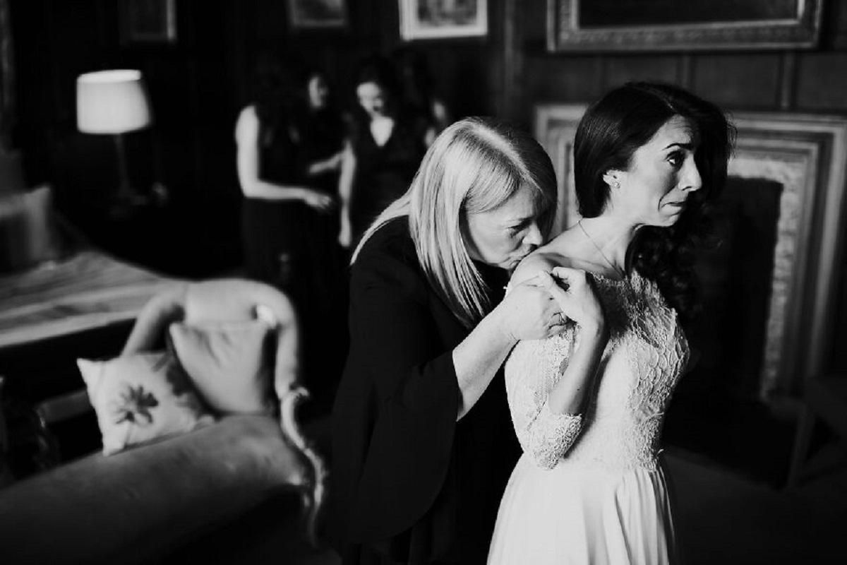 Зворушливі весільні фото наречених з матусями Зворушливі весільні фото наречених з матусями