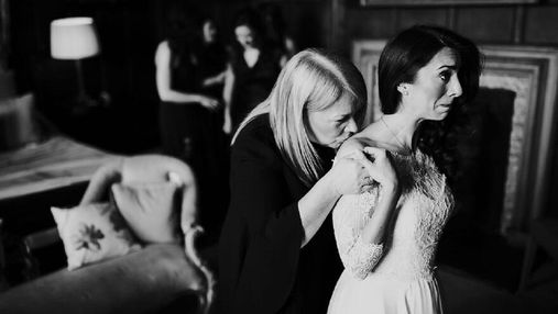 Пробирает до слез: трогательные свадебные фото невест с мамами – подборка