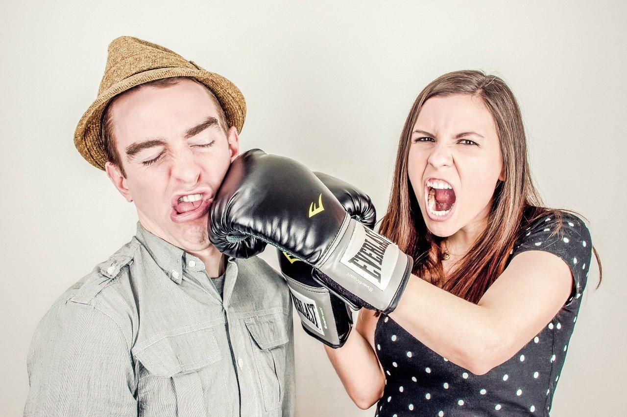 15 побутових звичок, які не варто повторювати у жодних стосунках: кумедні фото