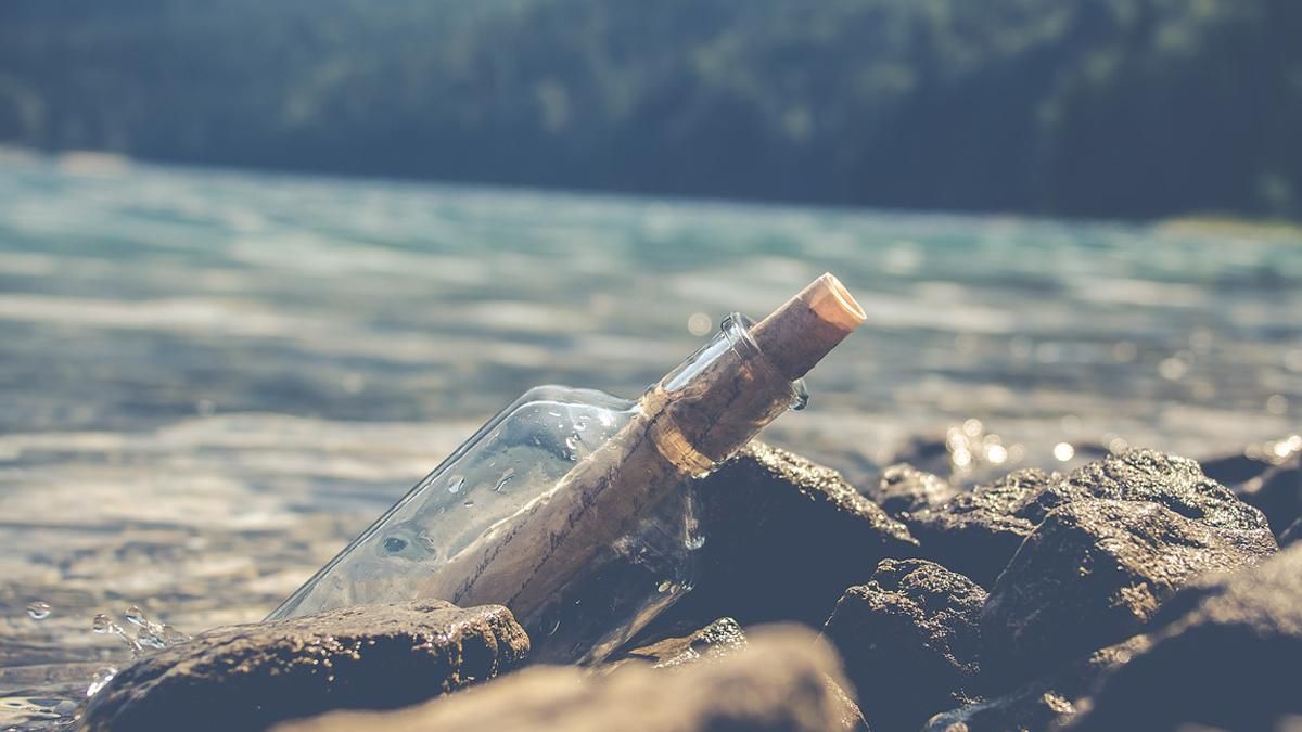 Дівчина кинула пляшку з листом у море: відповідь прийшла через 27 років