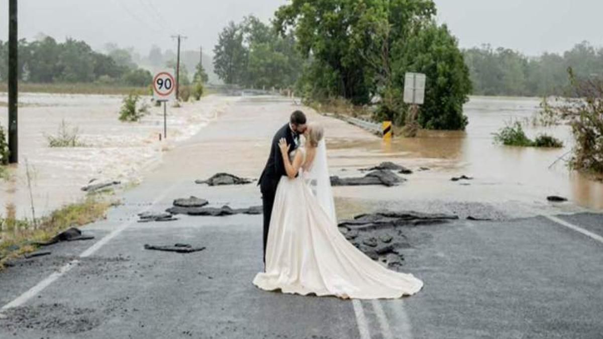 Наречена не могла потрапити на весілля через потоп: що її врятувало
