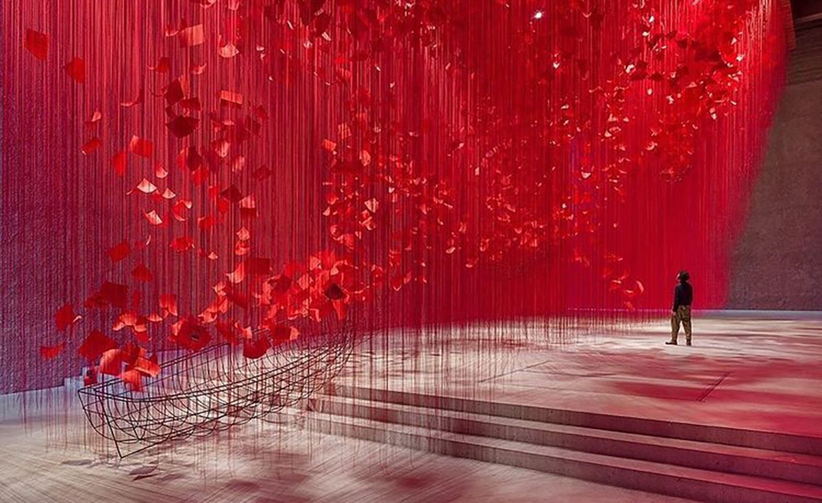 Художница создала инсталляцию из 10 тысяч писем со всего мира