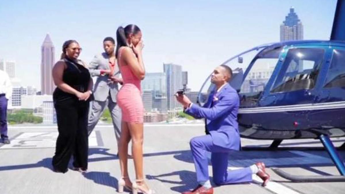 Ідеальне освідчення: хлопець здивував дівчину вертольотом і 5 обручками Ідеальне освідчення: хлопець здивував дівчину вертольотом і 5 обручками