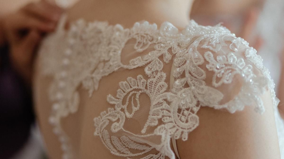 Женщина заказала свадебное платье, но случился провал: что было в посылке