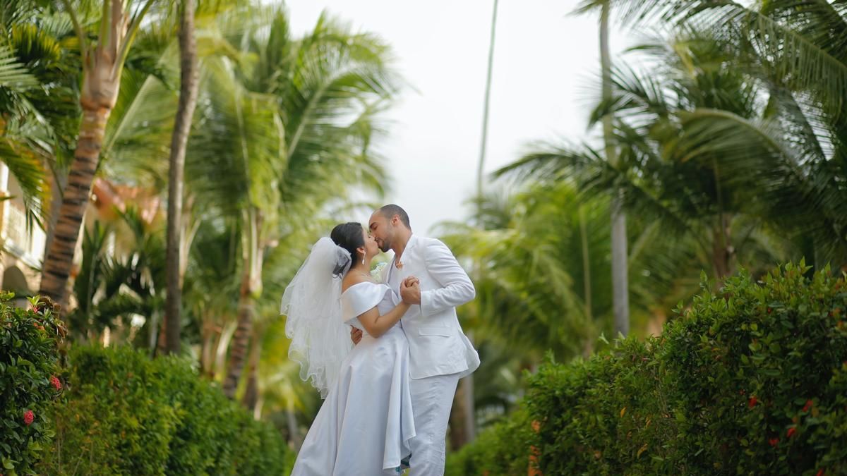 Закохані цілий рік купували акційну їжу, щоб відкласти гроші на весілля Закохані цілий рік купували акційну їжу, щоб відкласти гроші на весілля