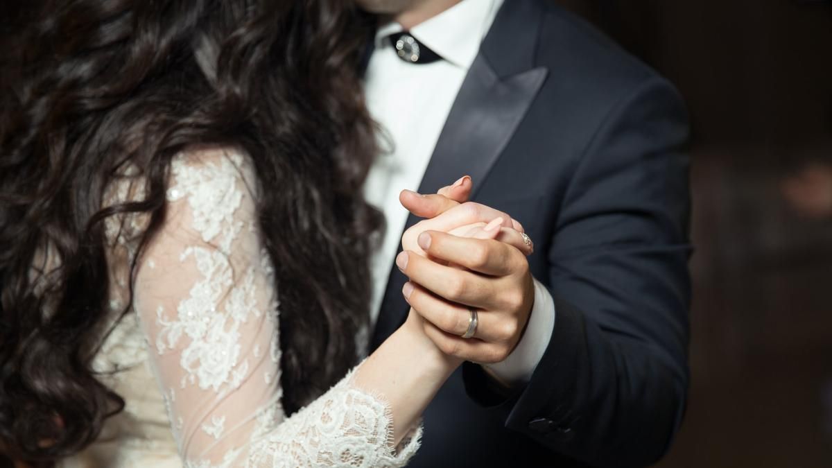 Доларове плаття: наречена вразила гостей незвичною сукнею – фото Доларове плаття: наречена вразила гостей незвичною сукнею – фото