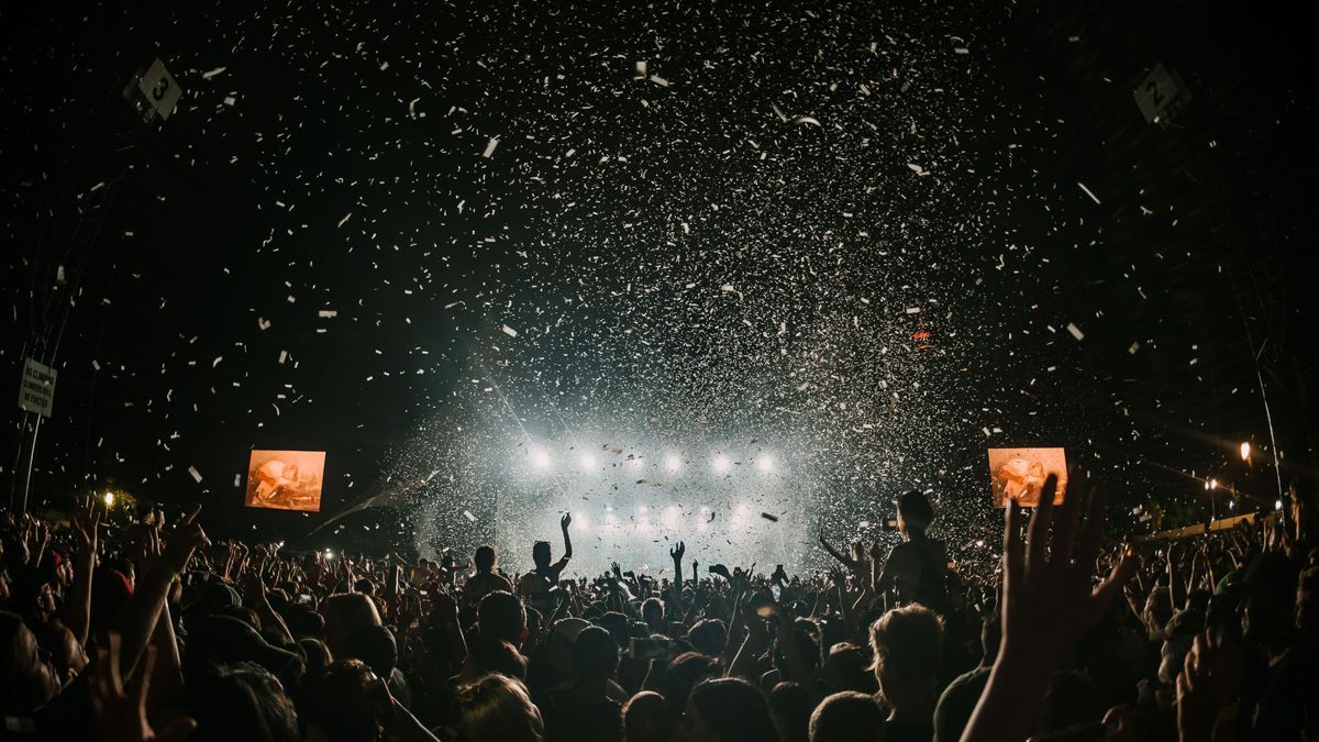 Пара так святкувала дитячу вечірку, що підірвала фундамент сусідніх будинків Пара так святкувала дитячу вечірку, що підірвала фундамент сусідніх будинків