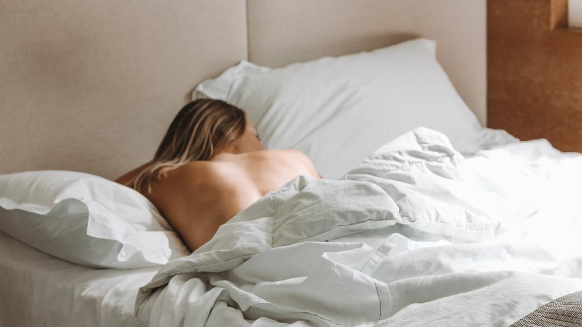 Что случится, если вы часто будете спать голышом: объясняют ученые