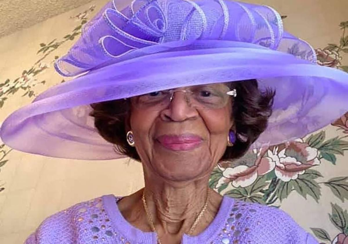 Американка одевает изысканные наряды на виртуальные богослужения Американка одевает изысканные наряды на виртуальные богослужения