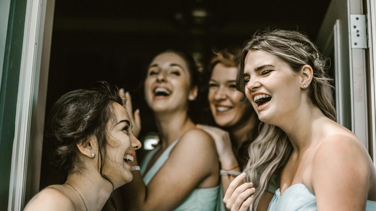 Дружки шокували наречену своїм нарядом на весіллі: що вони одягнули Дружки шокували наречену своїм нарядом на весіллі: що вони одягнули