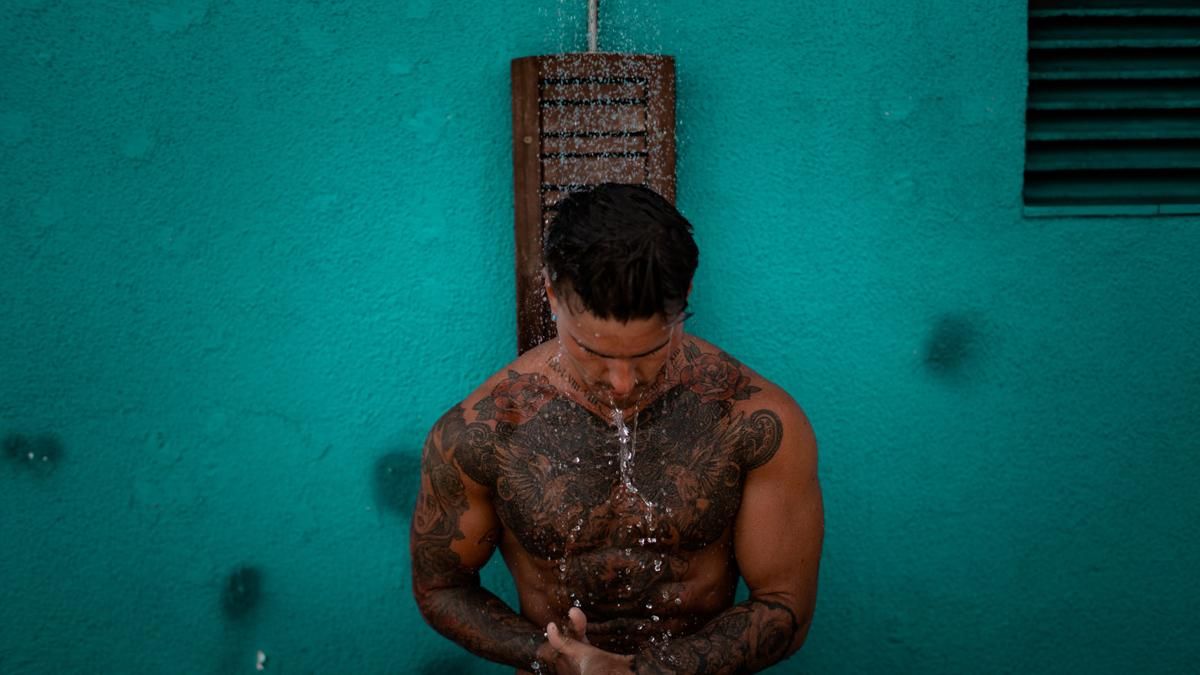 Ужасные звуки: сосед пришел спасать парня, который просто пел в душе Ужасные звуки: сосед пришел спасать парня, который просто пел в душе