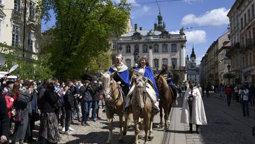 Во Львове празднуют День города: волшебные фото и видео церемонии почетного караула