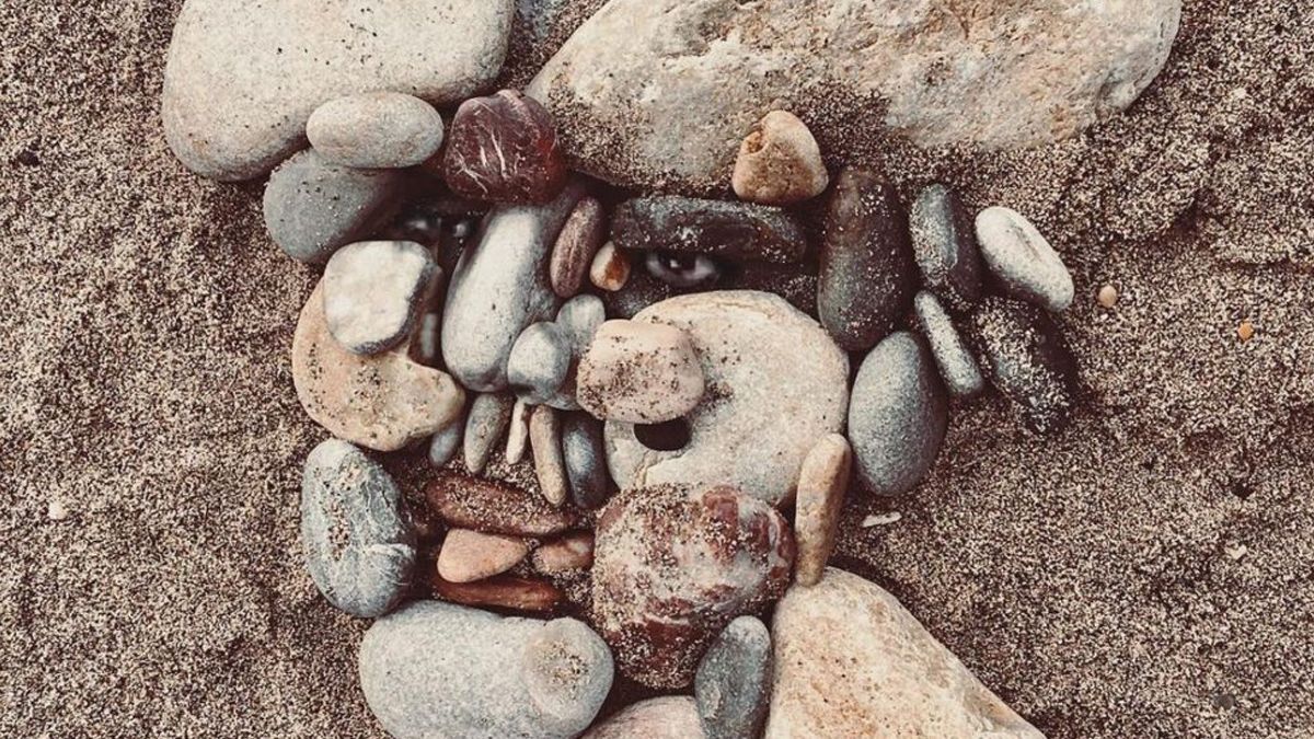 "Я бачу лиця": фотограф створює портрети людей із морських камінців – фото