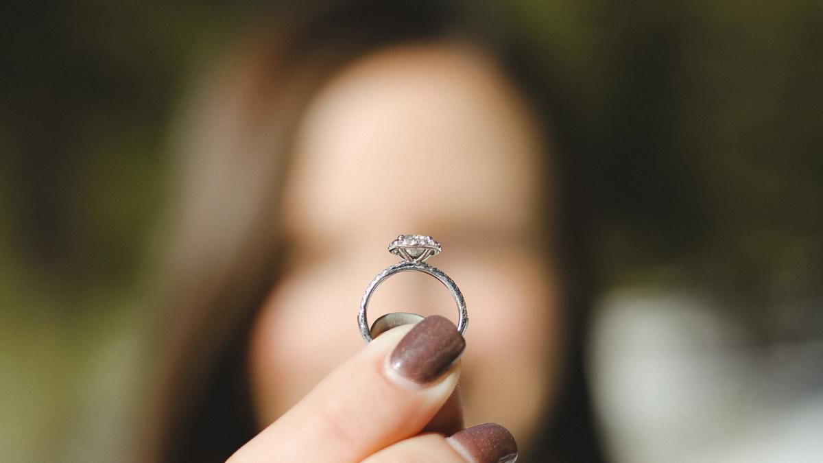 Пара потеряла кольцо за тысячу долларов в океане: его "украла" рыбка Пара потеряла кольцо за тысячу долларов в океане: его "украла" рыбка