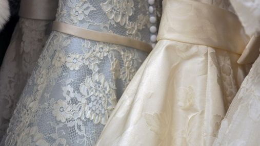 Девушка покрасила свадебное платье в необычный цвет: результат превзошел ожидания

