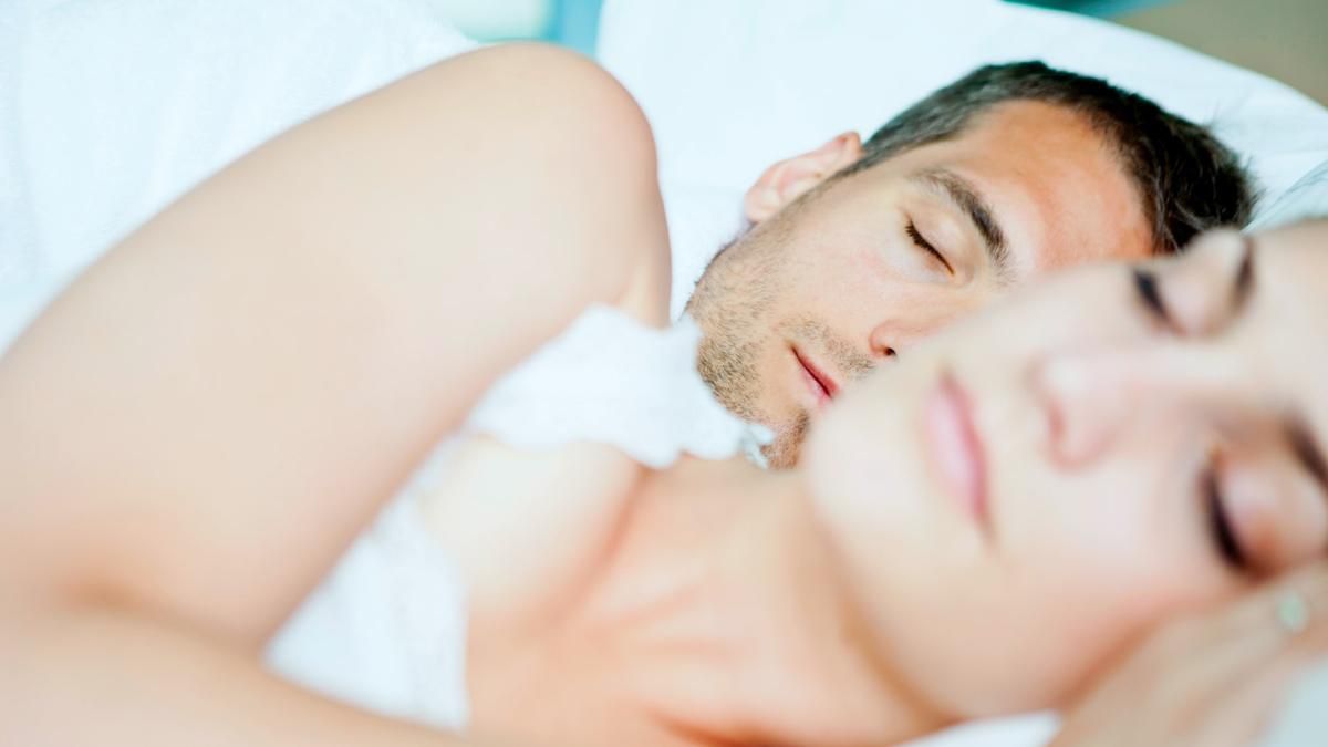 Чому вам краще спати наодинці, а не з партнером: пояснює лікар