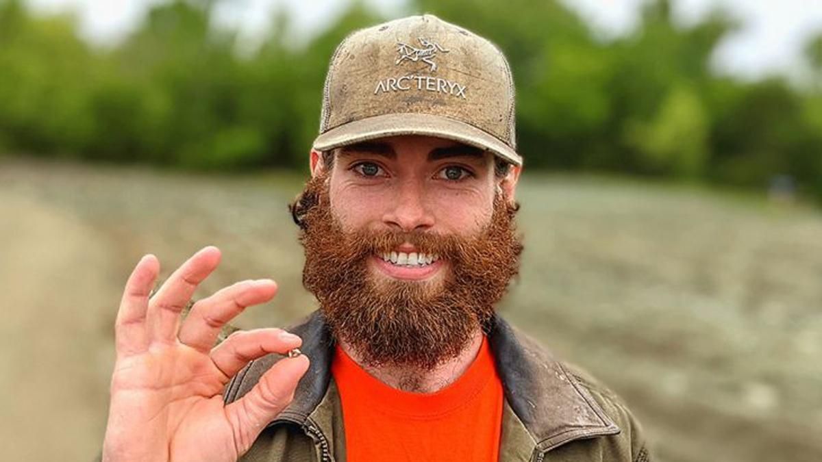 Парень нашел в парке желтый бриллиант: он подарит его любимой Парень нашел в парке желтый бриллиант: он подарит его любимой