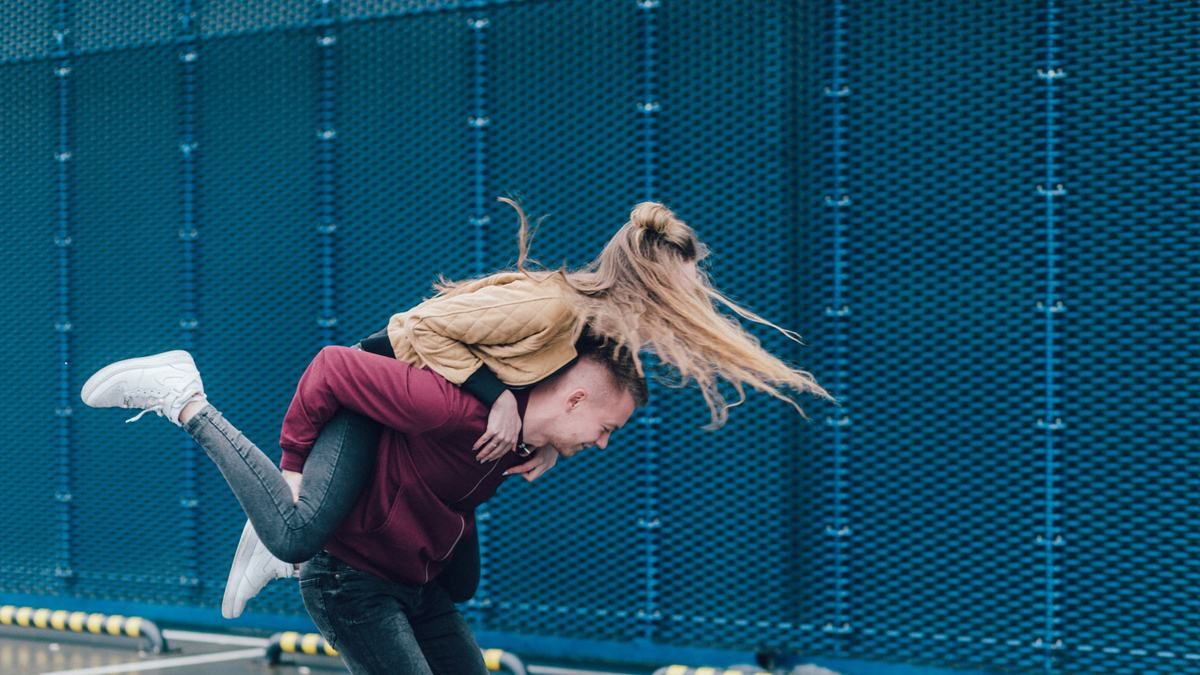 Девушка хотела поразить парня на вечеринке, но перестаралась: она уничтожила стол Девушка хотела поразить парня на вечеринке, но перестаралась: она уничтожила стол