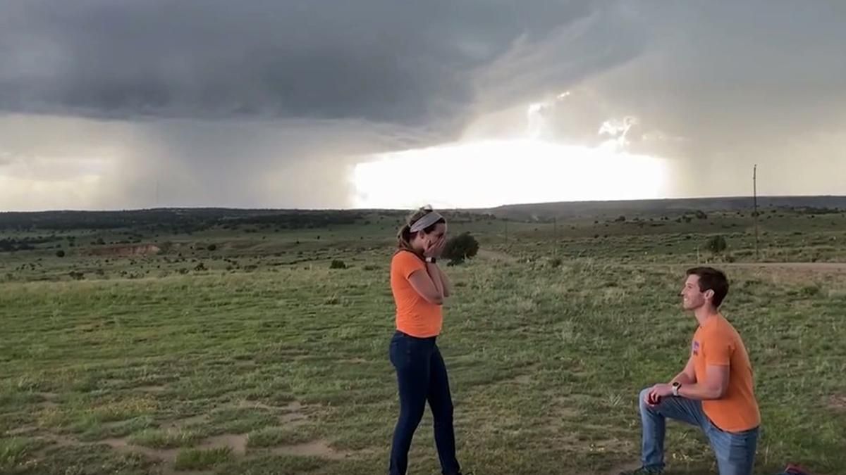Хлопець зробив пропозицію коханій на фоні торнадо: круте відео