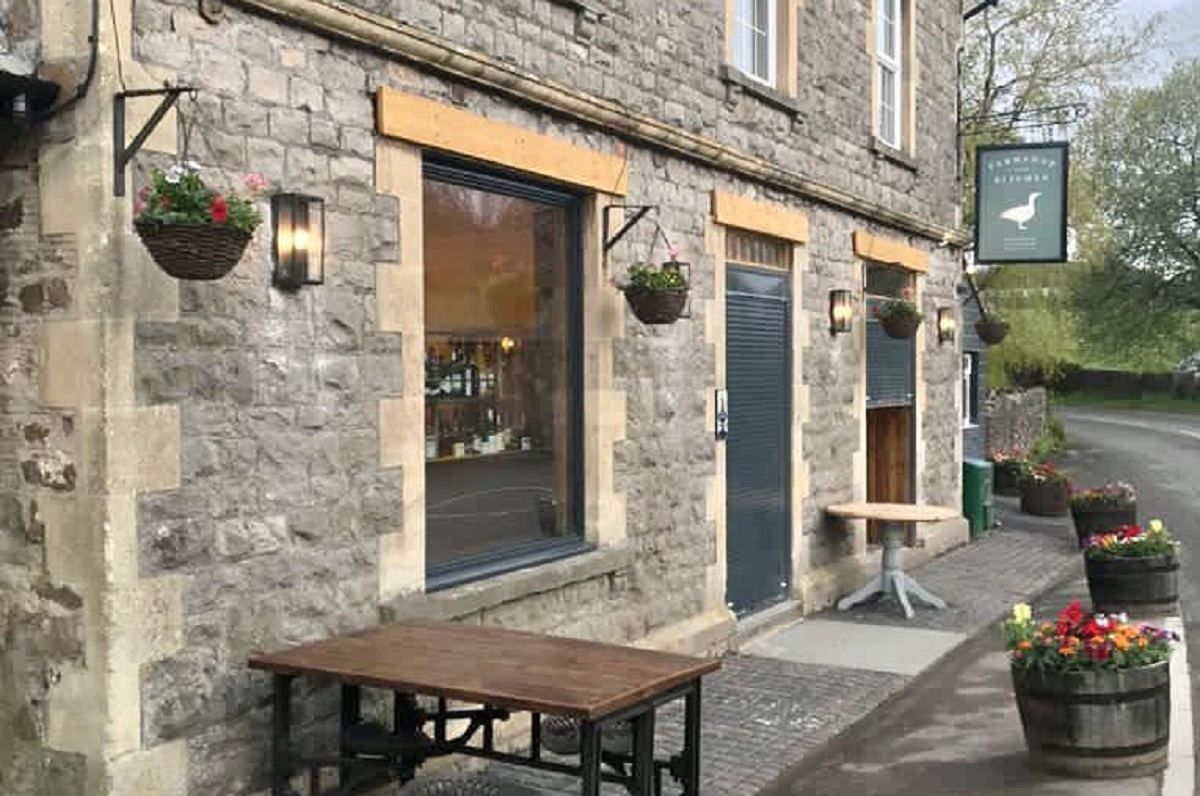 Чоловік знайшов капсулу часу у стіні свого пабу Чоловік знайшов капсулу часу у стіні свого пабу