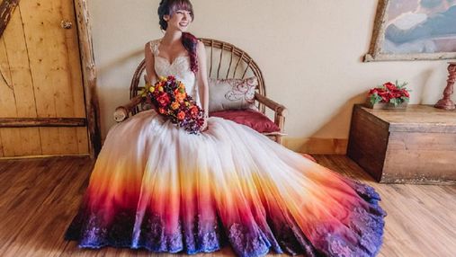 Наряд – просто огонь: художница делает яркие свадебные платья в технике "омбре"