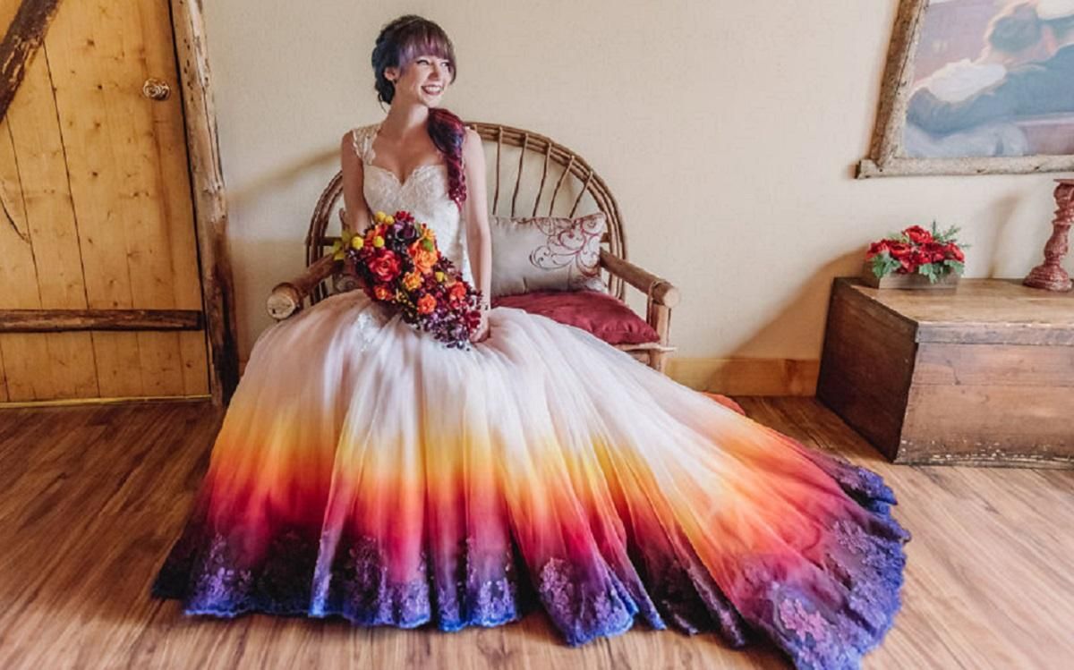  Художница делает свадебные платья в технике "обмре"