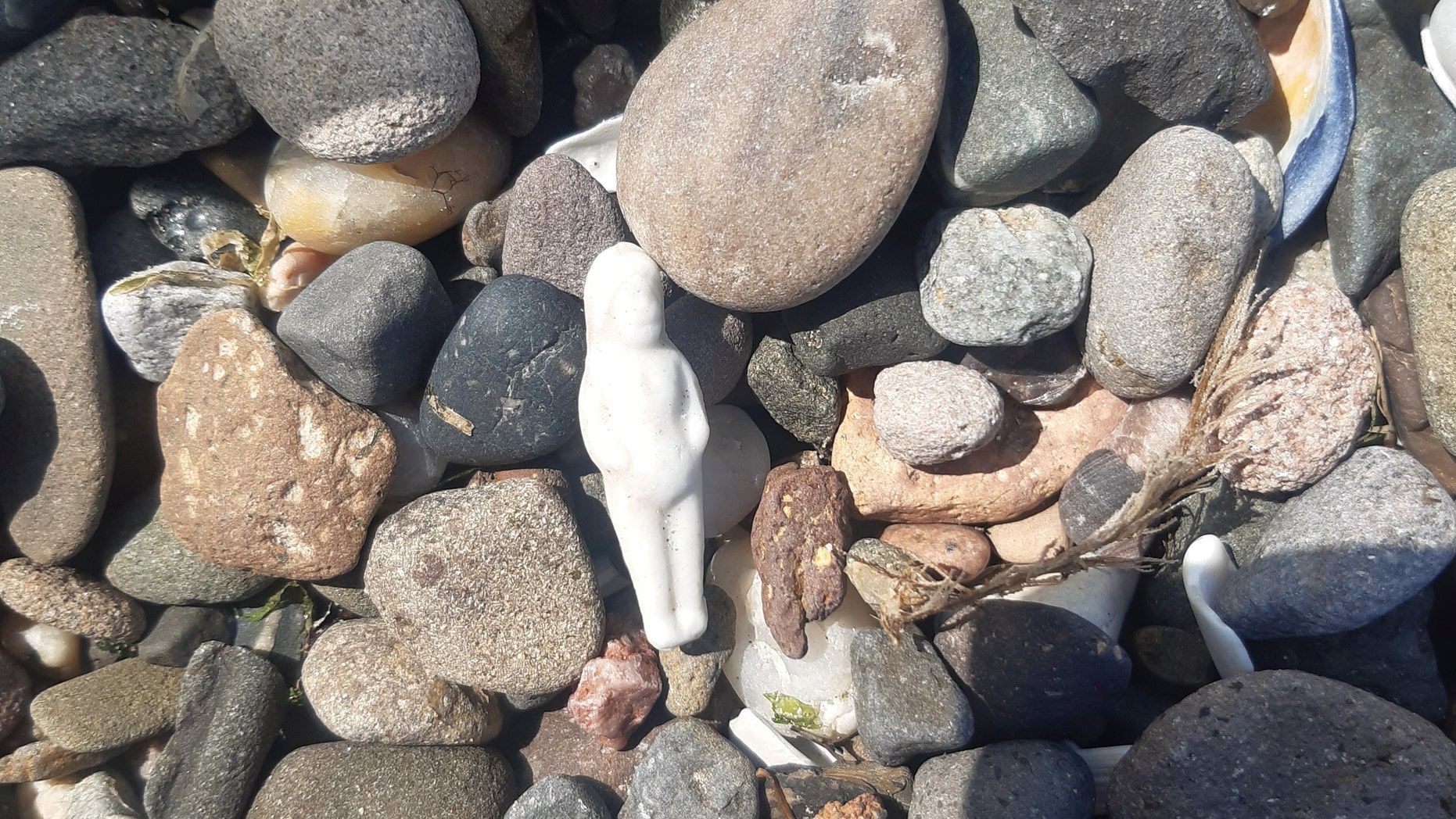 Жінка знайшла старовинну ляльку на пляжі 