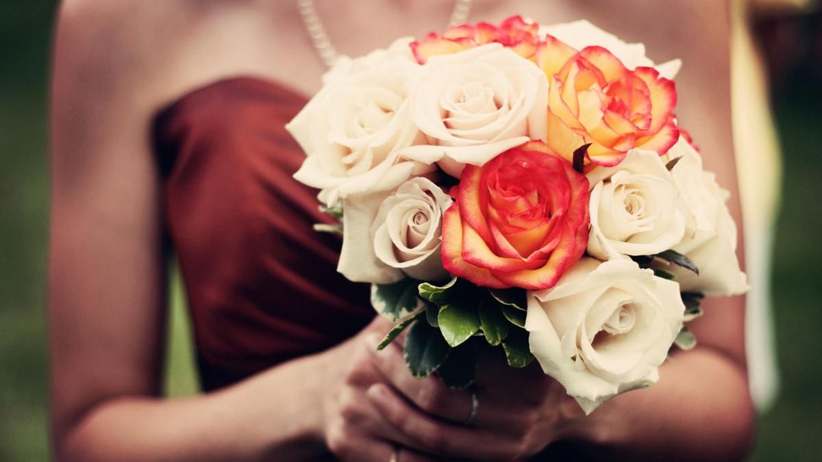 Девушка смутилась на свадьбе из-за платья: что она надела Девушка смутилась на свадьбе из-за платья: что она надела