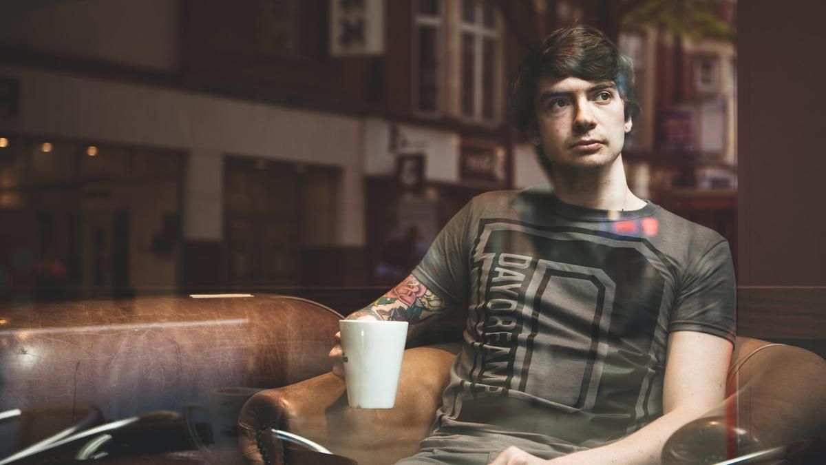 Парень долго раздражал девушек в кафе: их спасла записка от бармена Парень долго раздражал девушек в кафе: их спасла записка от бармена